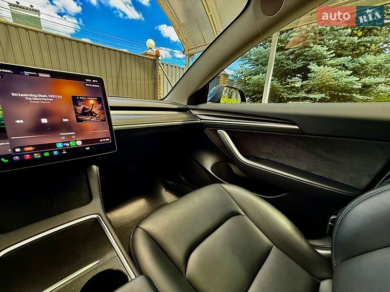 Седан Tesla Model 3 2022 в Киеве