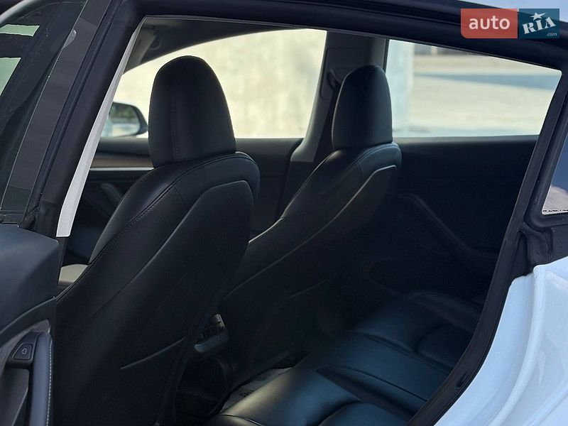 Седан Tesla Model 3 2023 в Львове