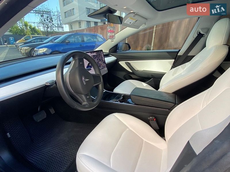 Седан Tesla Model 3 2019 в Львове