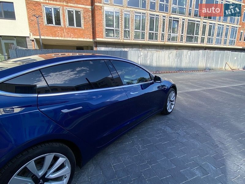 Седан Tesla Model 3 2019 в Львове