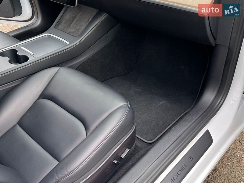 Седан Tesla Model 3 2022 в Луцке