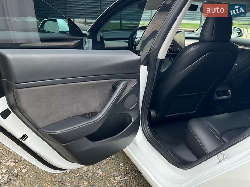 Седан Tesla Model 3 2022 в Луцке