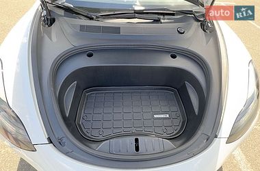 Седан Tesla Model 3 2023 в Броварах