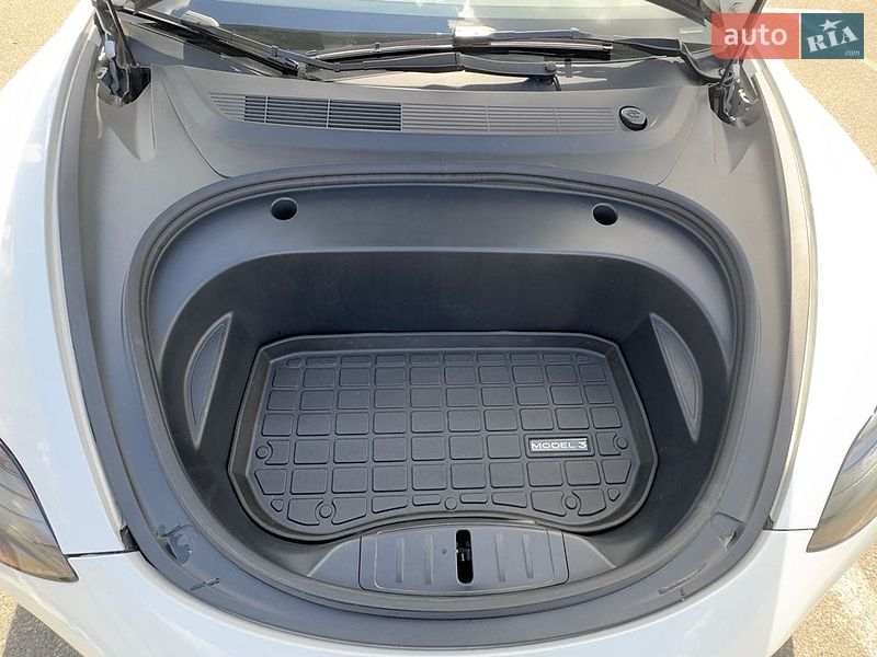 Седан Tesla Model 3 2023 в Броварах