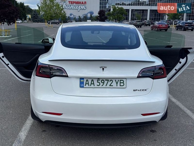 Седан Tesla Model 3 2023 в Броварах