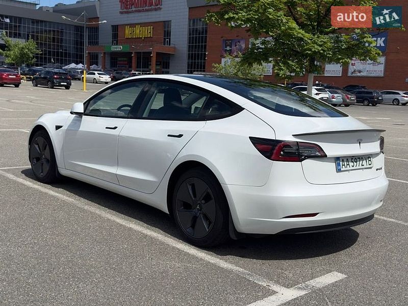Седан Tesla Model 3 2023 в Броварах