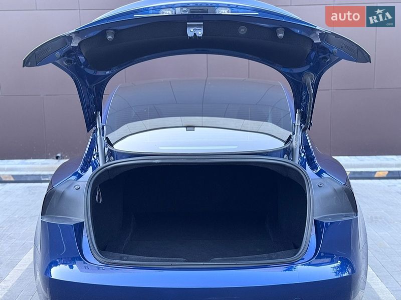 Седан Tesla Model 3 2024 в Киеве
