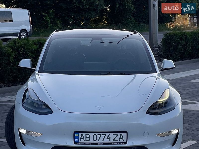 Седан Tesla Model 3 2021 в Виннице