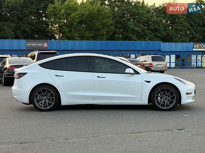 Седан Tesla Model 3 2022 в Киеве