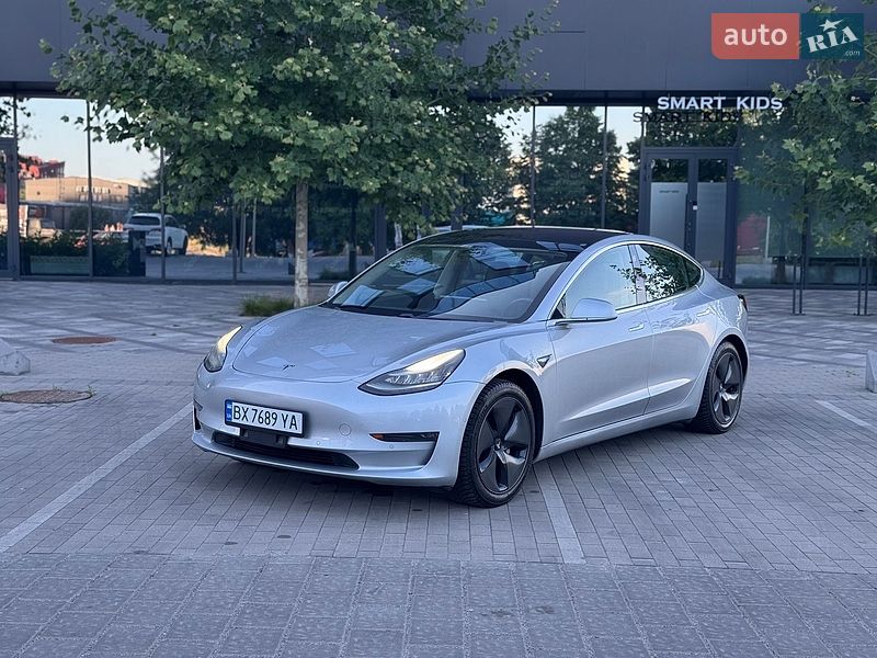 Седан Tesla Model 3 2018 в Ровно