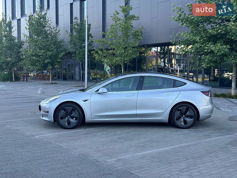 Седан Tesla Model 3 2018 в Ровно