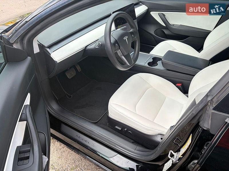 Седан Tesla Model 3 2021 в Киеве