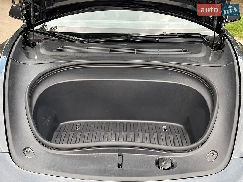 Седан Tesla Model 3 2025 в Львове