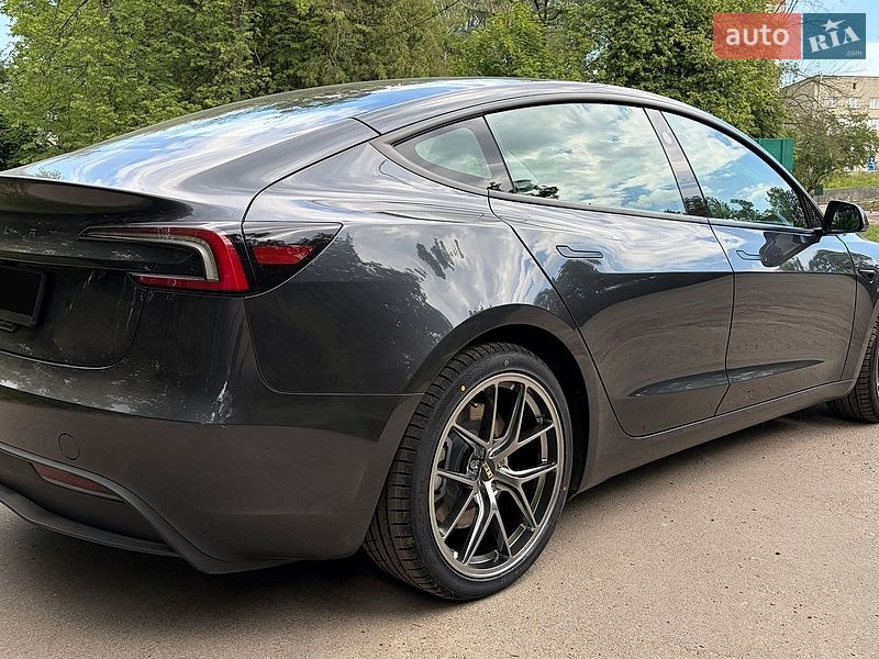 Седан Tesla Model 3 2025 в Львове