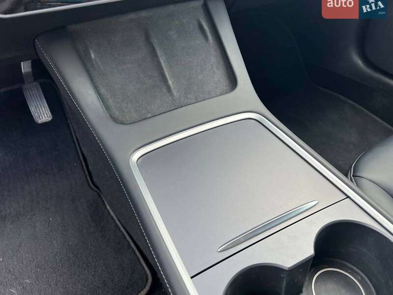 Седан Tesla Model 3 2021 в Львові