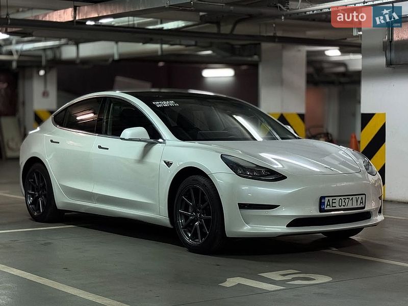 Седан Tesla Model 3 2020 в Львове