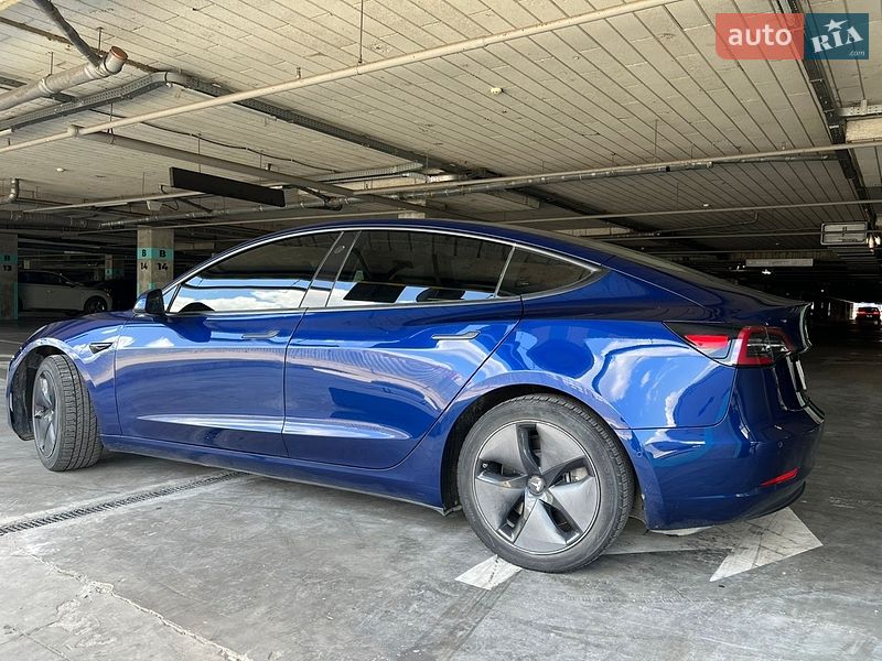 Седан Tesla Model 3 2019 в Львове