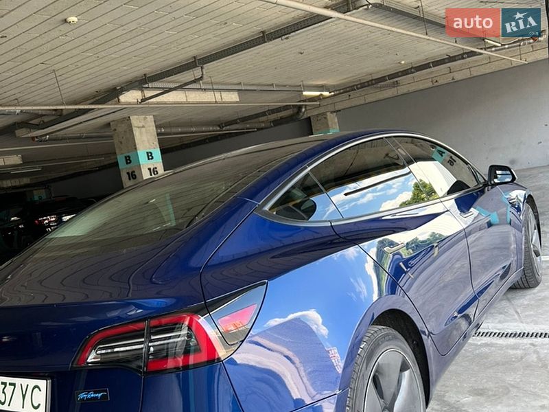 Седан Tesla Model 3 2019 в Львове