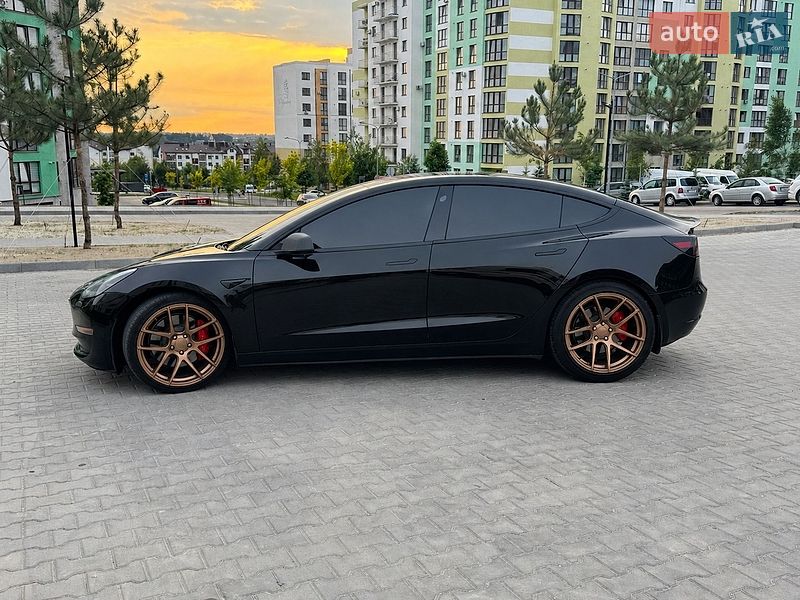 Седан Tesla Model 3 2018 в Ровно