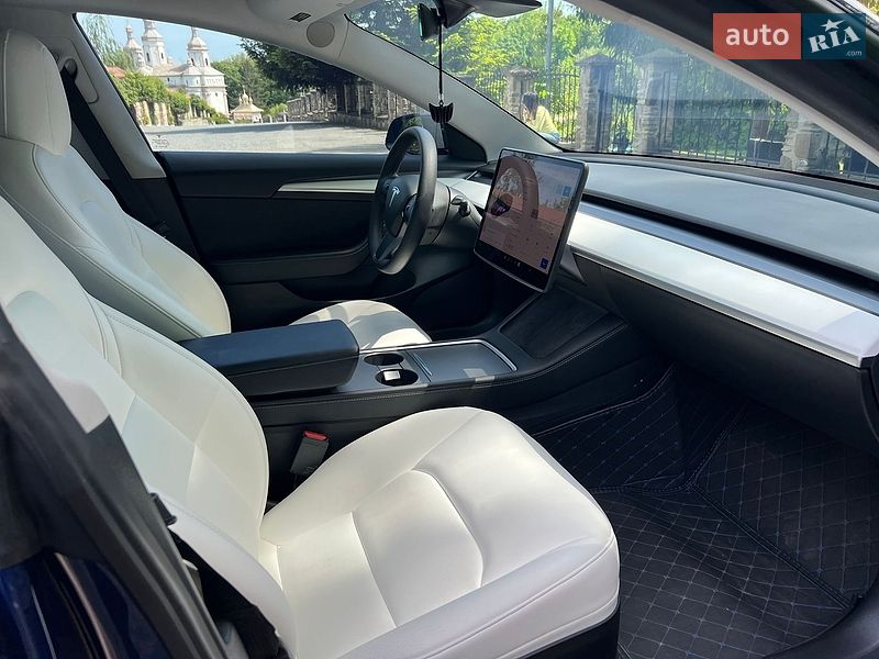 Седан Tesla Model 3 2021 в Черновцах