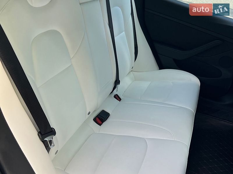 Седан Tesla Model 3 2021 в Черновцах