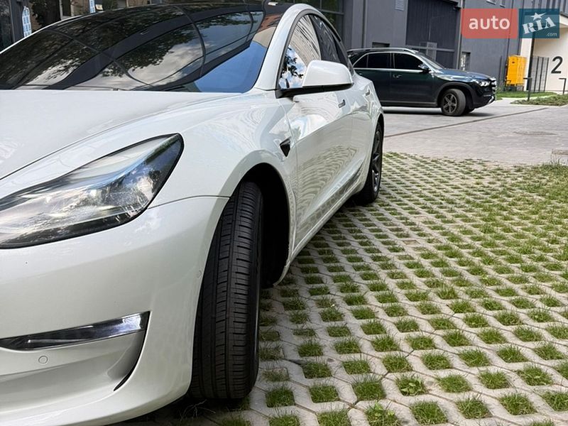 Седан Tesla Model 3 2021 в Львове