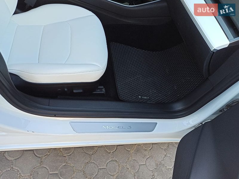Позашляховик / Кросовер Tesla Model 3 2019 в Дніпрі