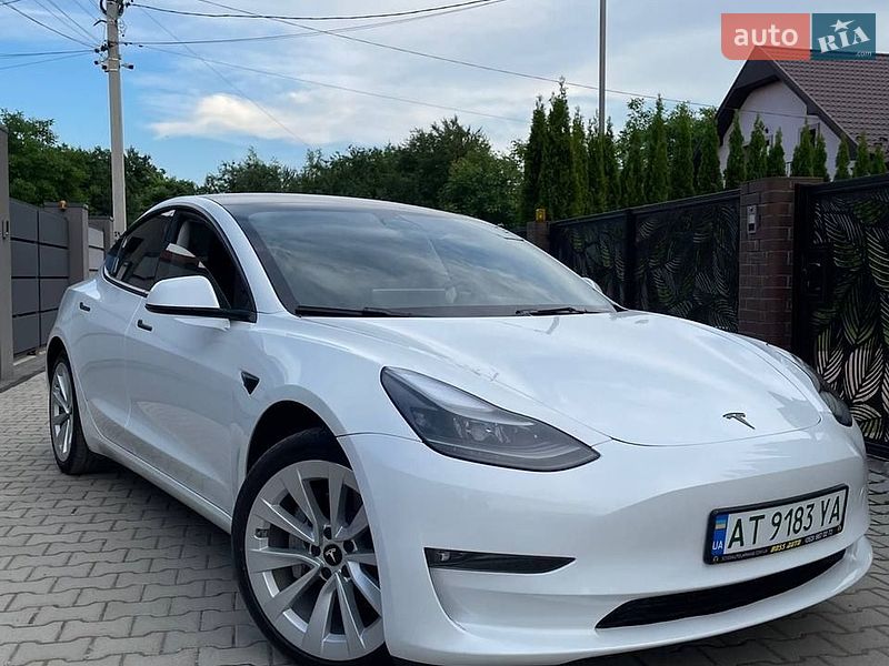 Седан Tesla Model 3 2023 в Калуше