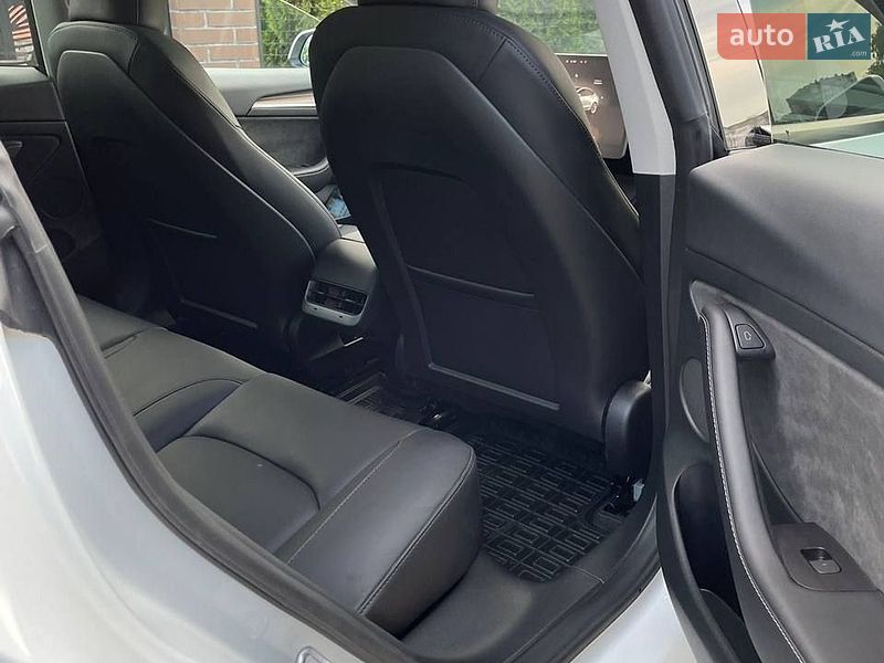 Седан Tesla Model 3 2023 в Калуше