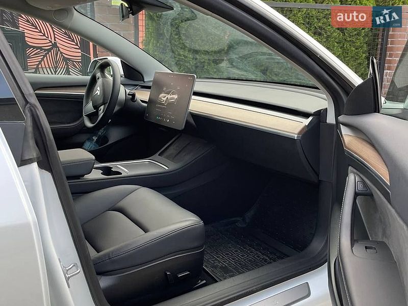 Седан Tesla Model 3 2023 в Калуше