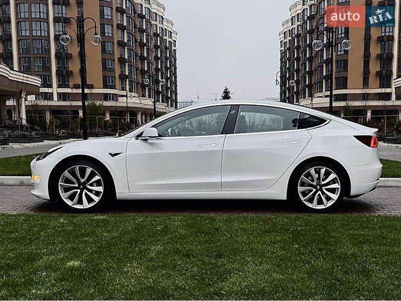 Седан Tesla Model 3 2018 в Львове