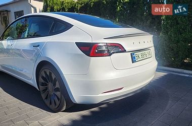 Седан Tesla Model 3 2023 в Дубні