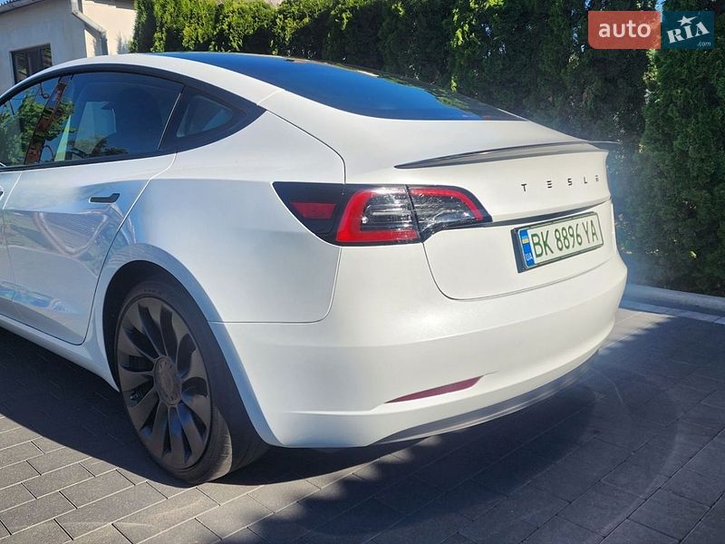 Седан Tesla Model 3 2023 в Дубні