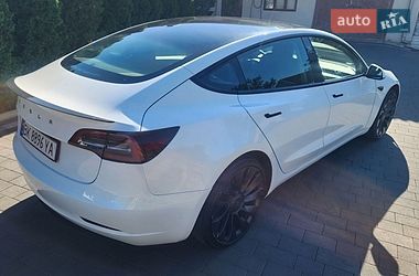 Седан Tesla Model 3 2023 в Дубні