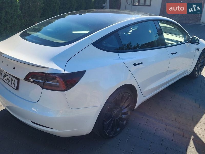 Седан Tesla Model 3 2023 в Дубні