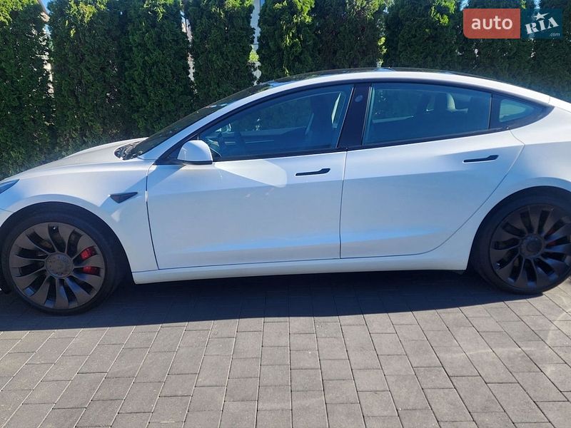 Седан Tesla Model 3 2023 в Дубні