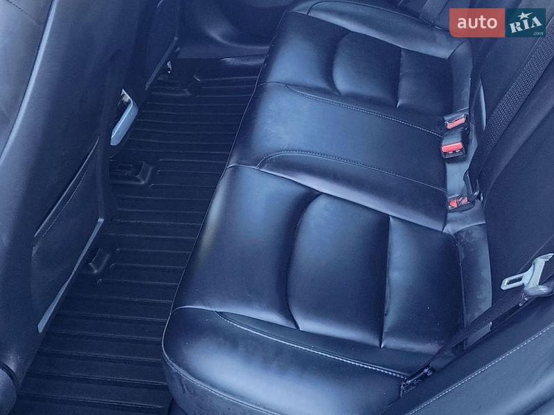 Седан Tesla Model 3 2023 в Дубні