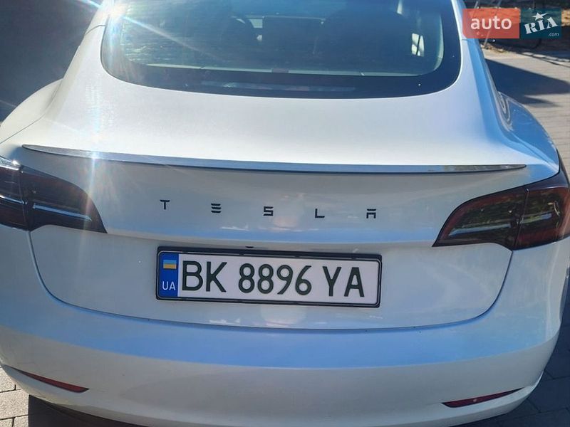 Седан Tesla Model 3 2023 в Дубні