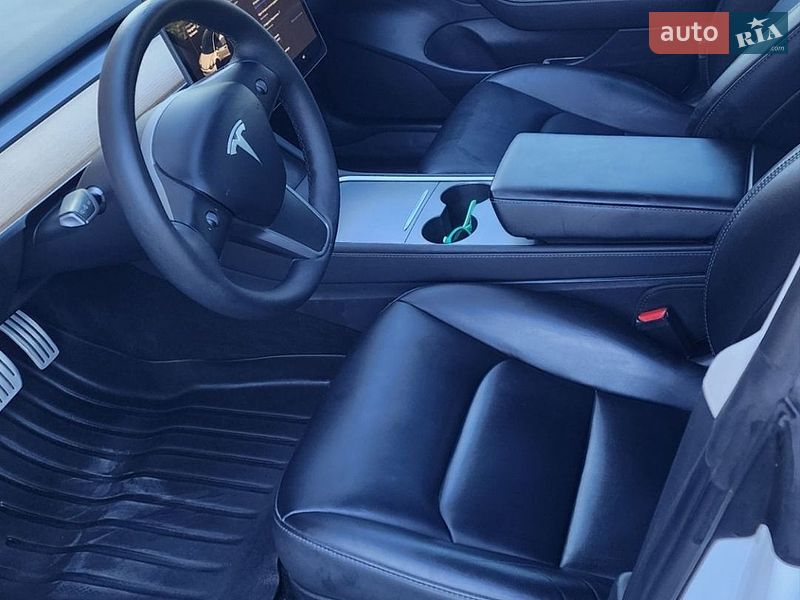 Седан Tesla Model 3 2023 в Дубні