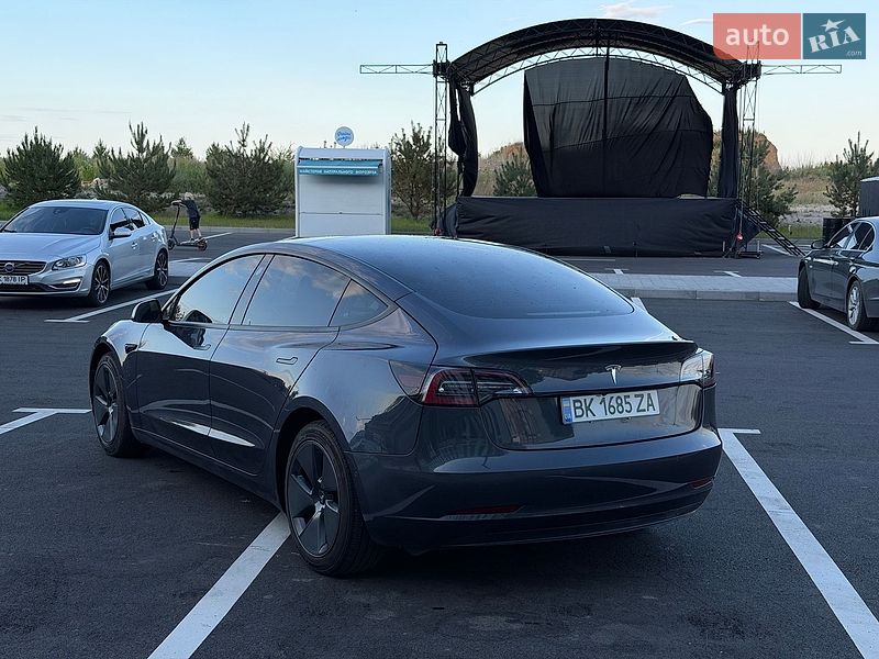 Седан Tesla Model 3 2022 в Ровно