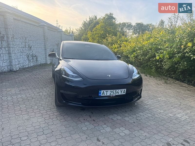 Седан Tesla Model 3 2018 в Долині