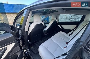 Седан Tesla Model 3 2018 в Долині