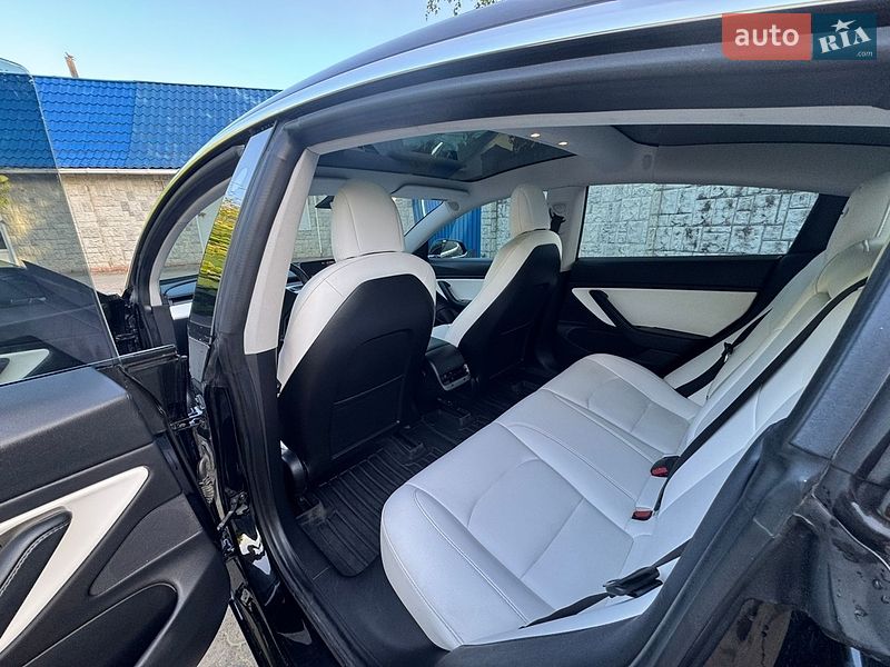 Седан Tesla Model 3 2018 в Долині