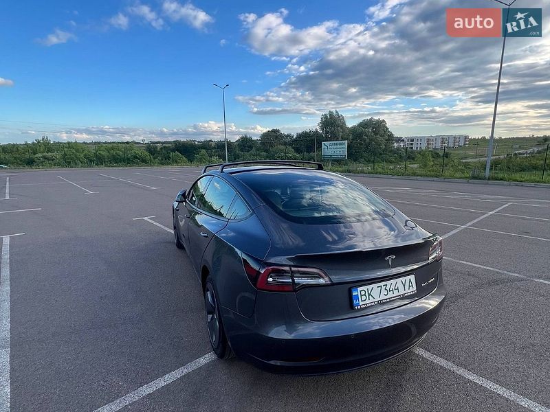 Седан Tesla Model 3 2022 в Ровно