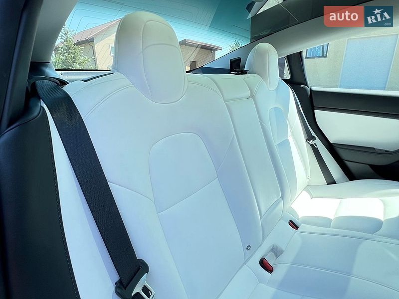 Седан Tesla Model 3 2018 в Львове