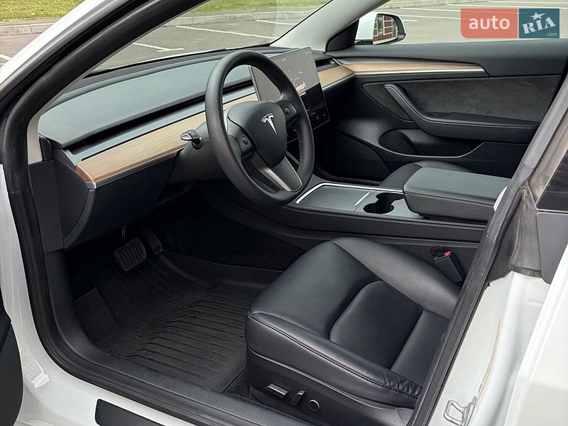 Седан Tesla Model 3 2022 в Умани