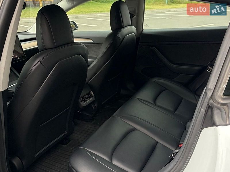 Седан Tesla Model 3 2022 в Умани