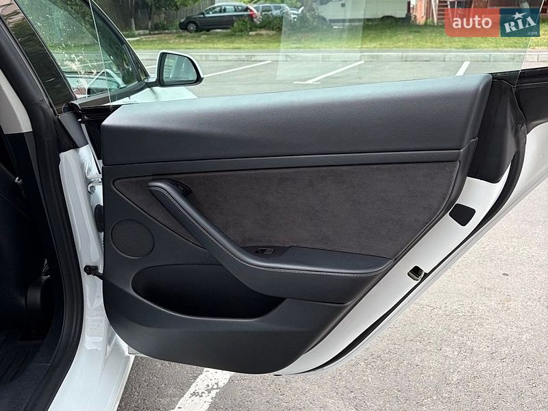 Седан Tesla Model 3 2022 в Умани