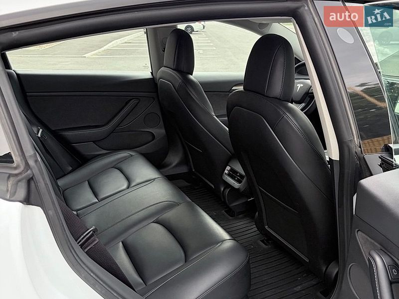 Седан Tesla Model 3 2022 в Умани