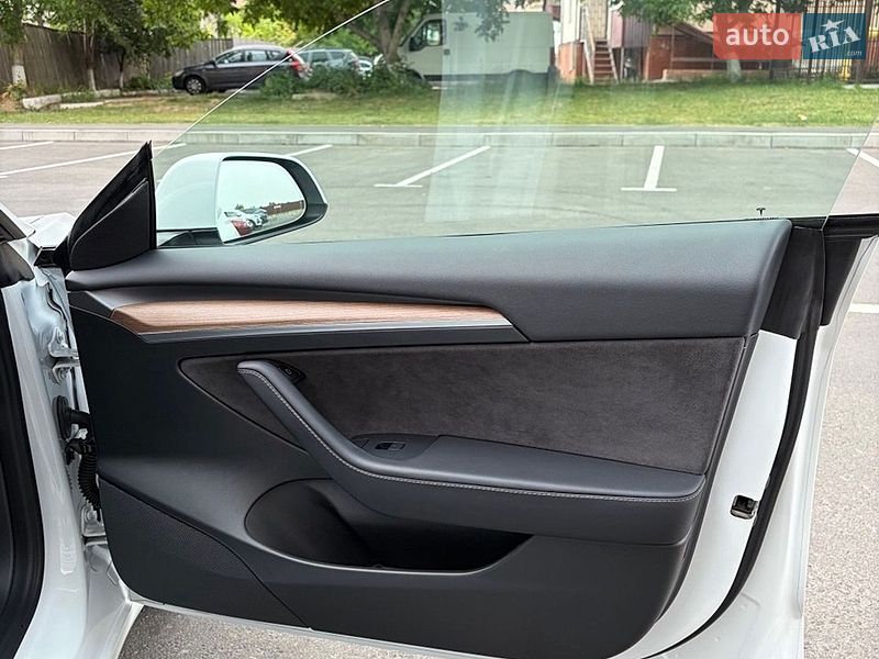 Седан Tesla Model 3 2022 в Умани